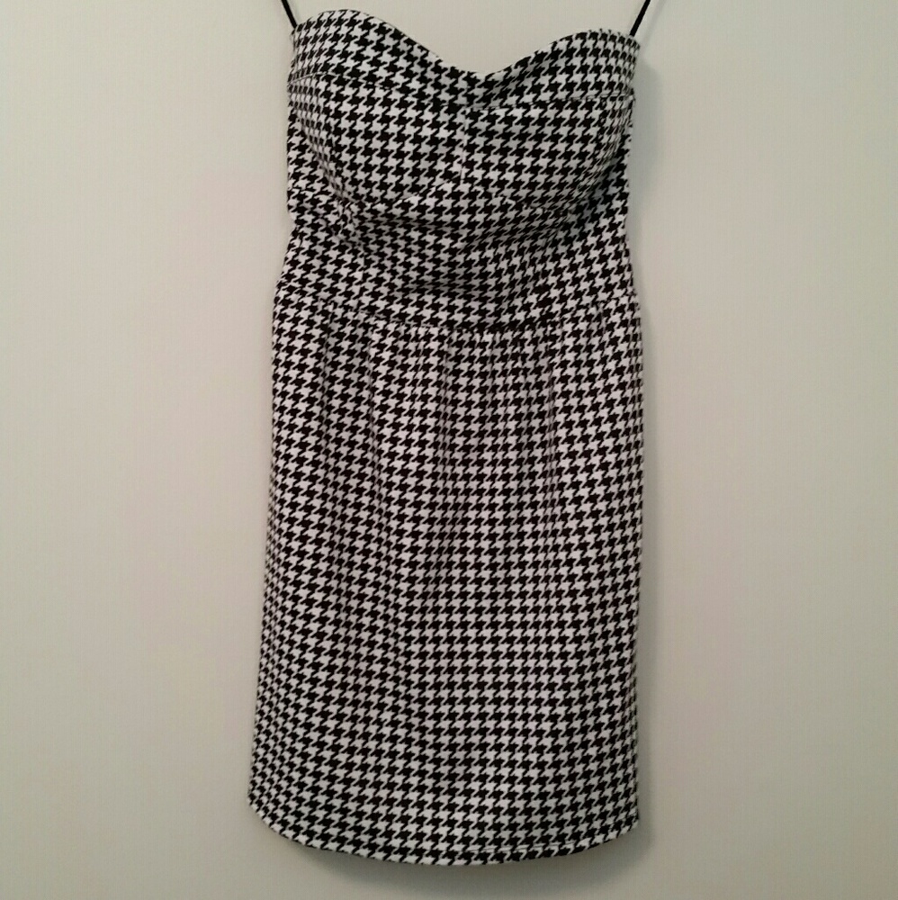 **SOLD** Snap Black and White Dress